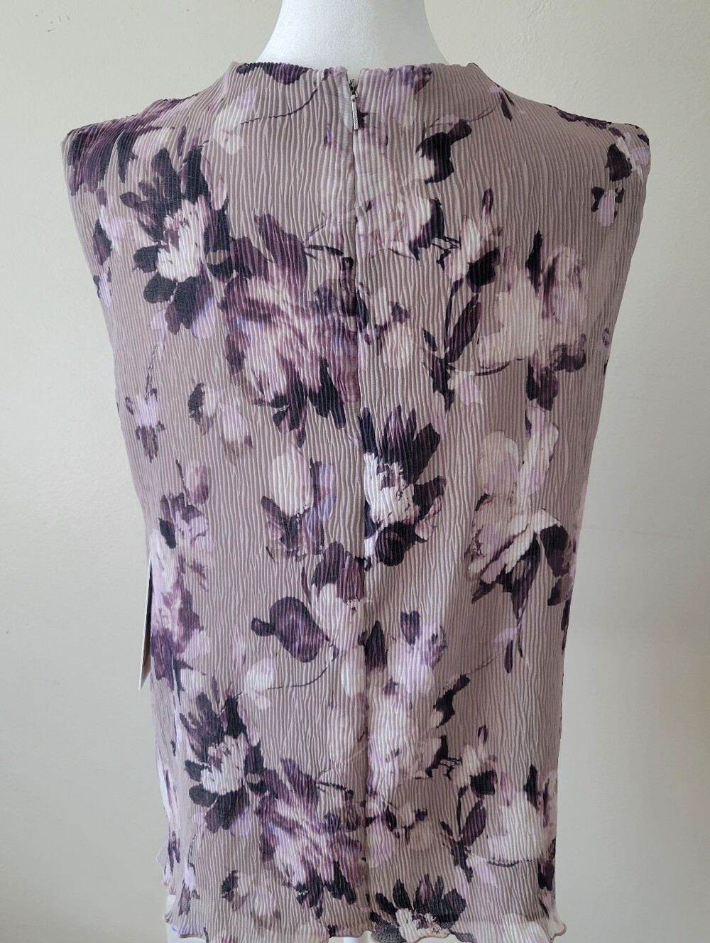 Calvin Klein Sleeveless Pleated Floral Shell in Lavender and Black Sz Med - Picture 2 of 5